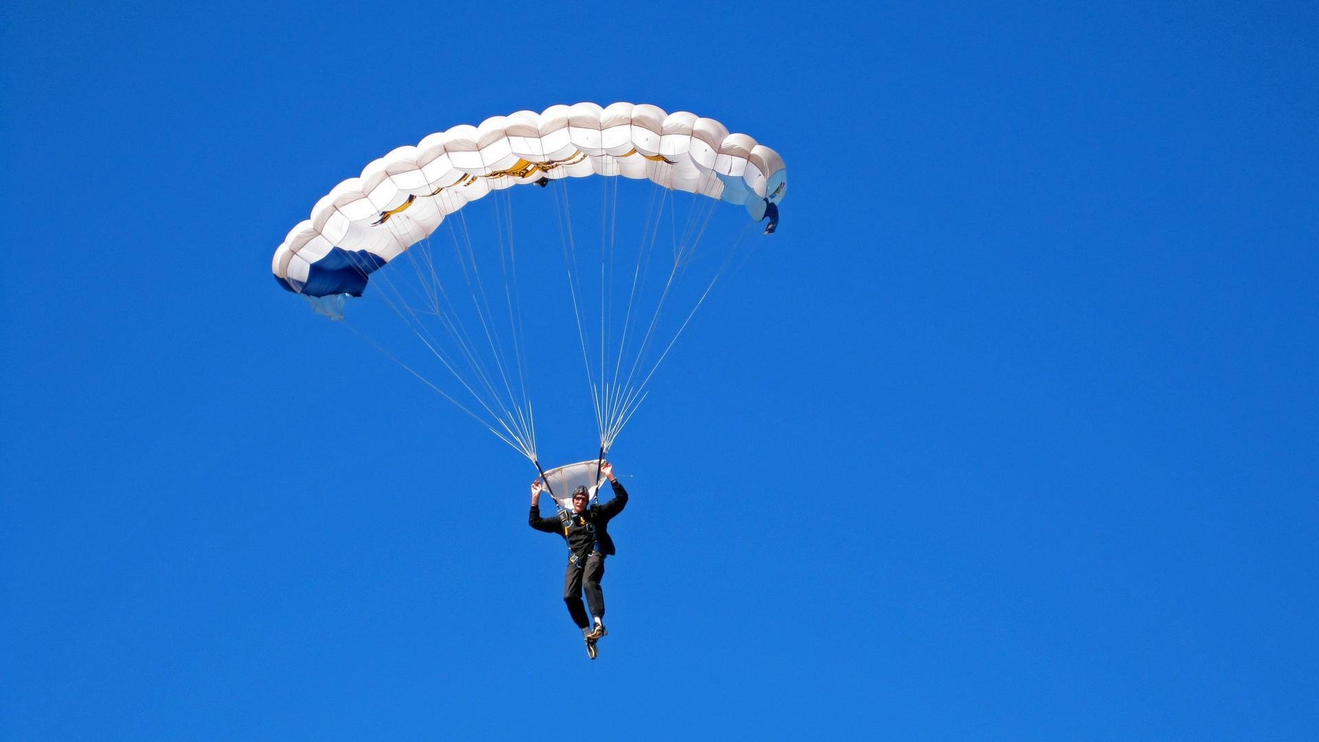 罕见的飞跃：车手意外飞出赛道瞬间，赛车飞跃撞车