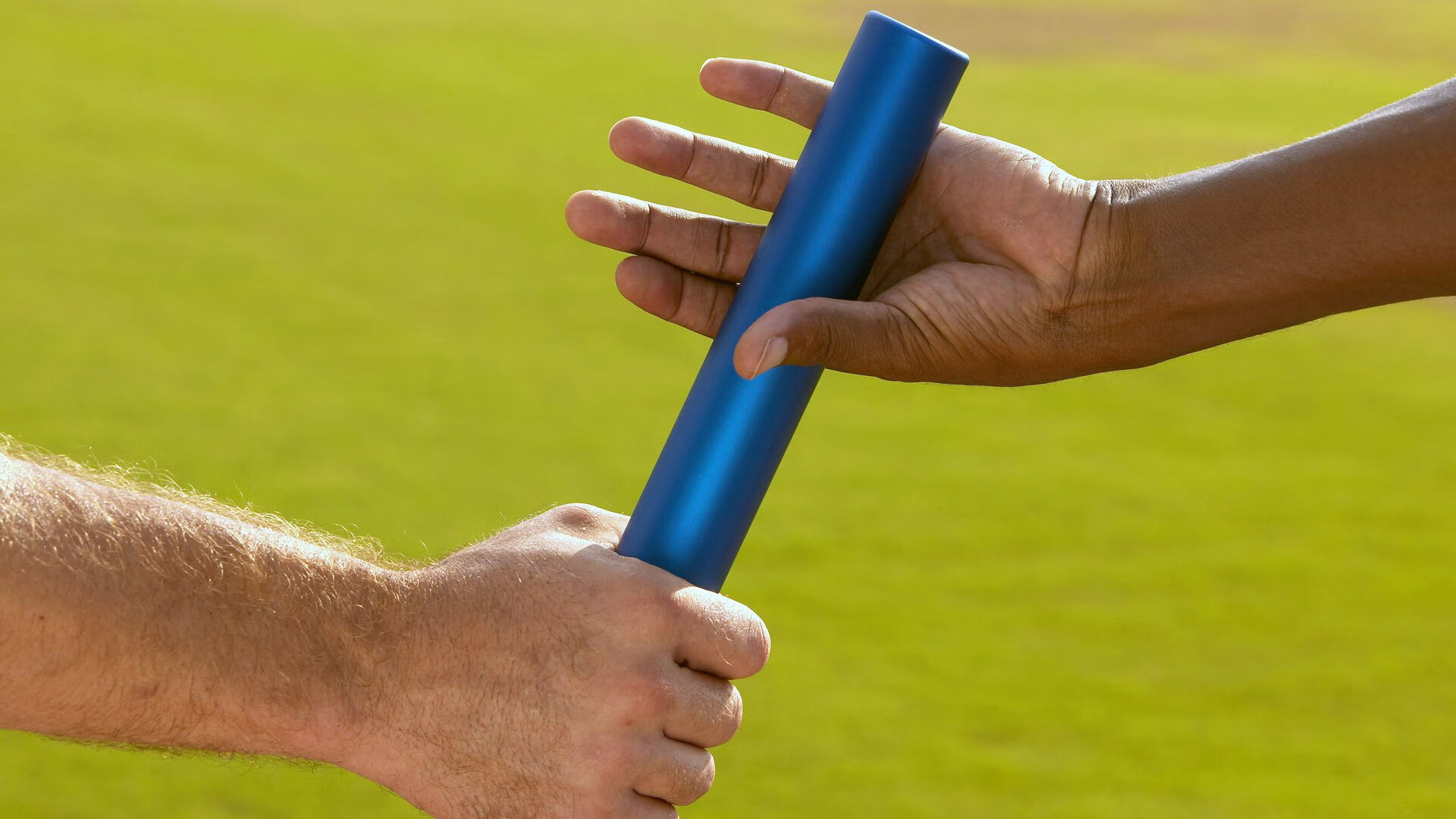 罕见的飞跃：车手意外飞出赛道瞬间，赛车飞跃撞车